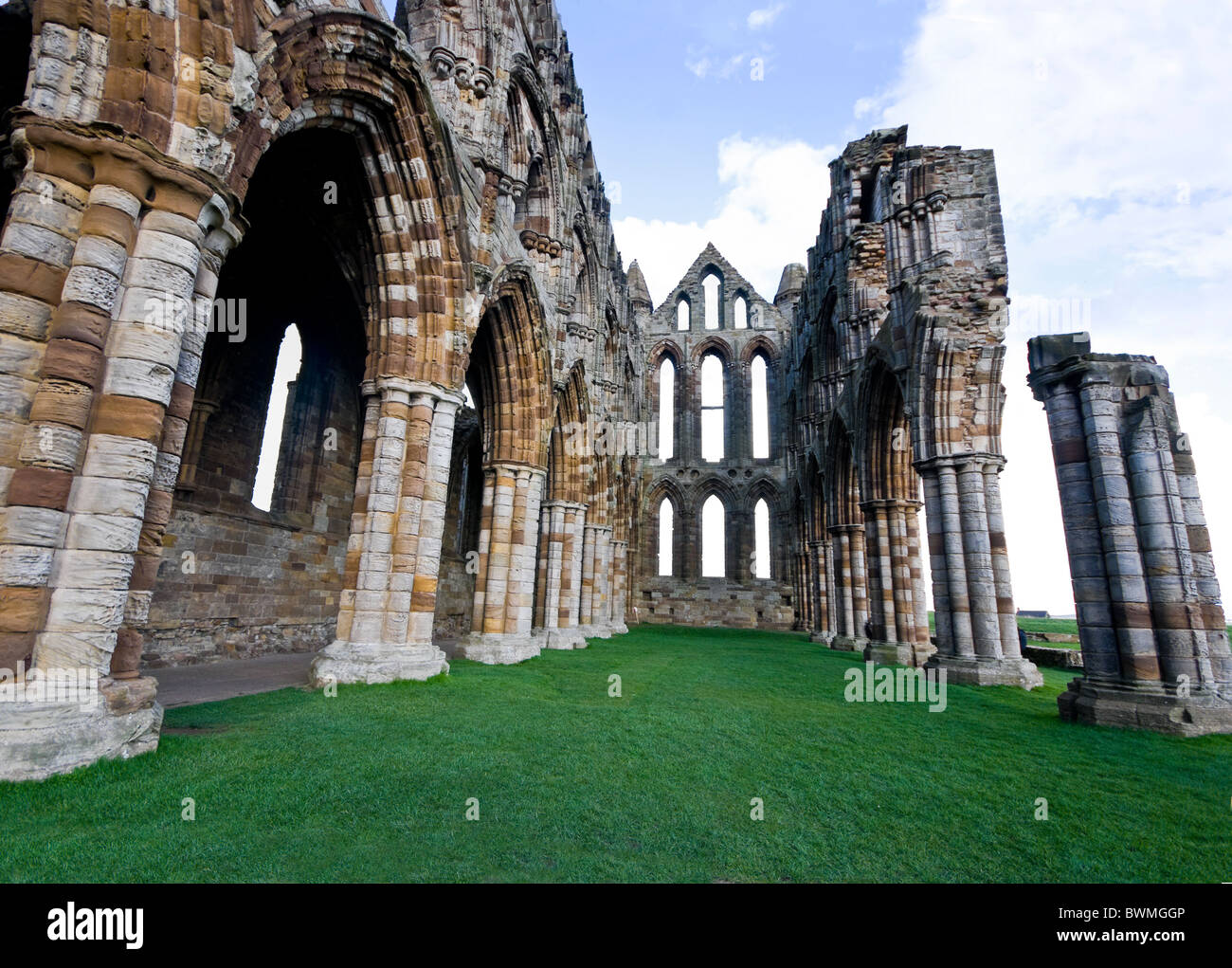 La nef de l'abbaye de Whitby en ruine, Yorkshire, Angleterre. Définition de premiers chapitres de Dracula de Bram Stoker. Banque D'Images