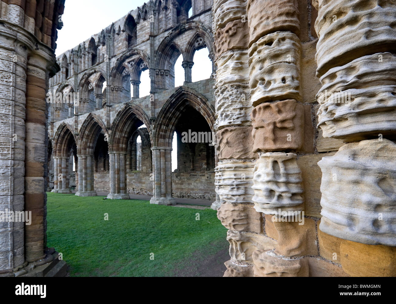 L'Abbaye de Whitby, Yorkshire, Angleterre, éclairé par le soleil du soir. Définition de premiers chapitres de Dracula de Bram Stoker. Banque D'Images