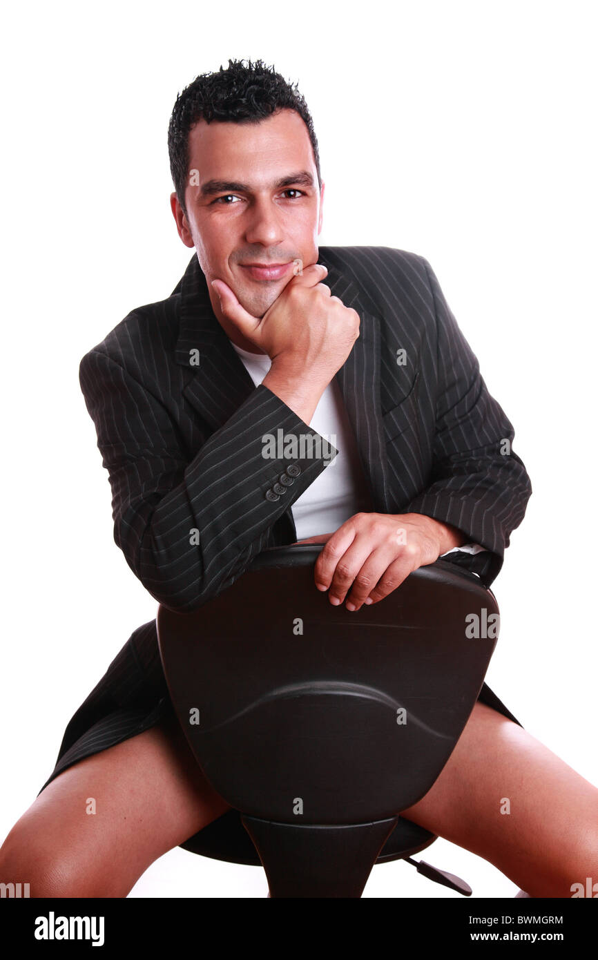 L'homme sensuel (jeune adulte sur 30) assis sur une chaise, isolé sur blanc  Photo Stock - Alamy