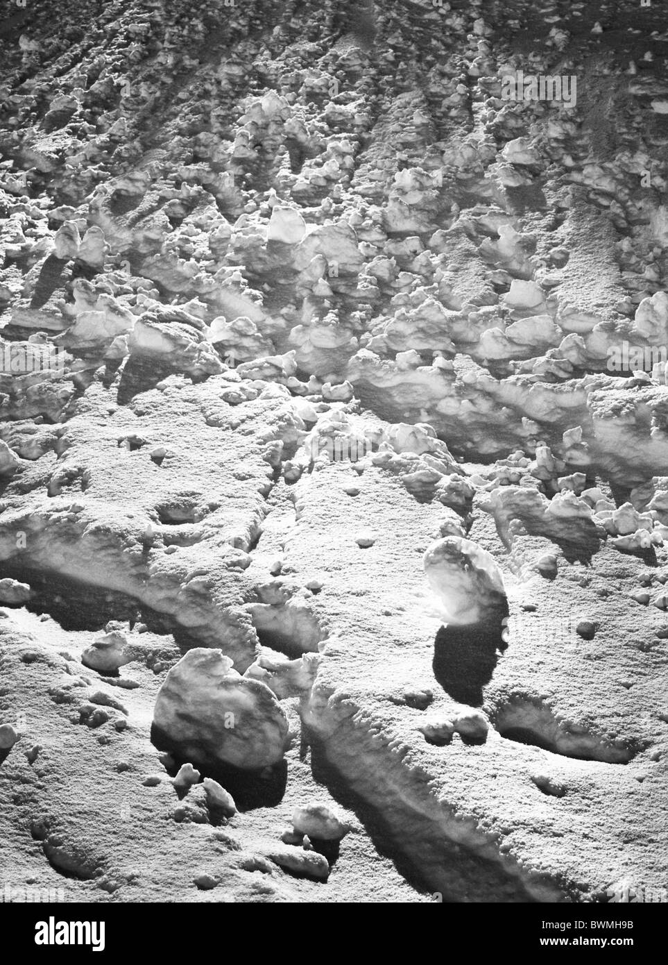 Vue détaillée d'une petite avalanche / neige claque dans les Alpes à proximité de la Pragser Wildsee (it. : Lago di Braies), le Tyrol du Sud, Italie Banque D'Images