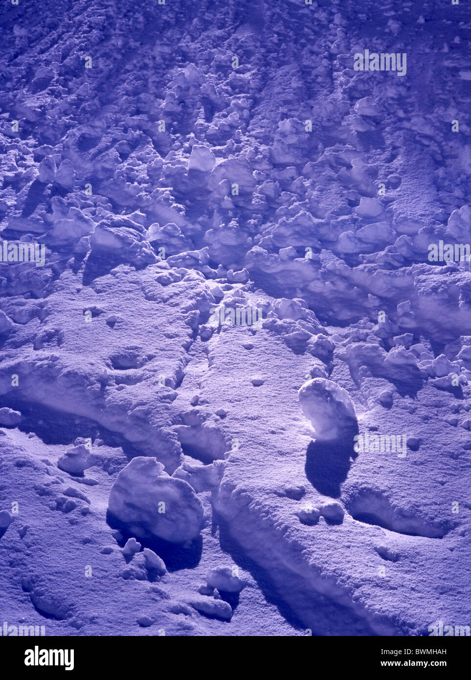 Vue détaillée d'une petite avalanche / neige claque dans les Alpes à proximité de la Pragser Wildsee (it. : Lago di Braies), le Tyrol du Sud, Italie Banque D'Images