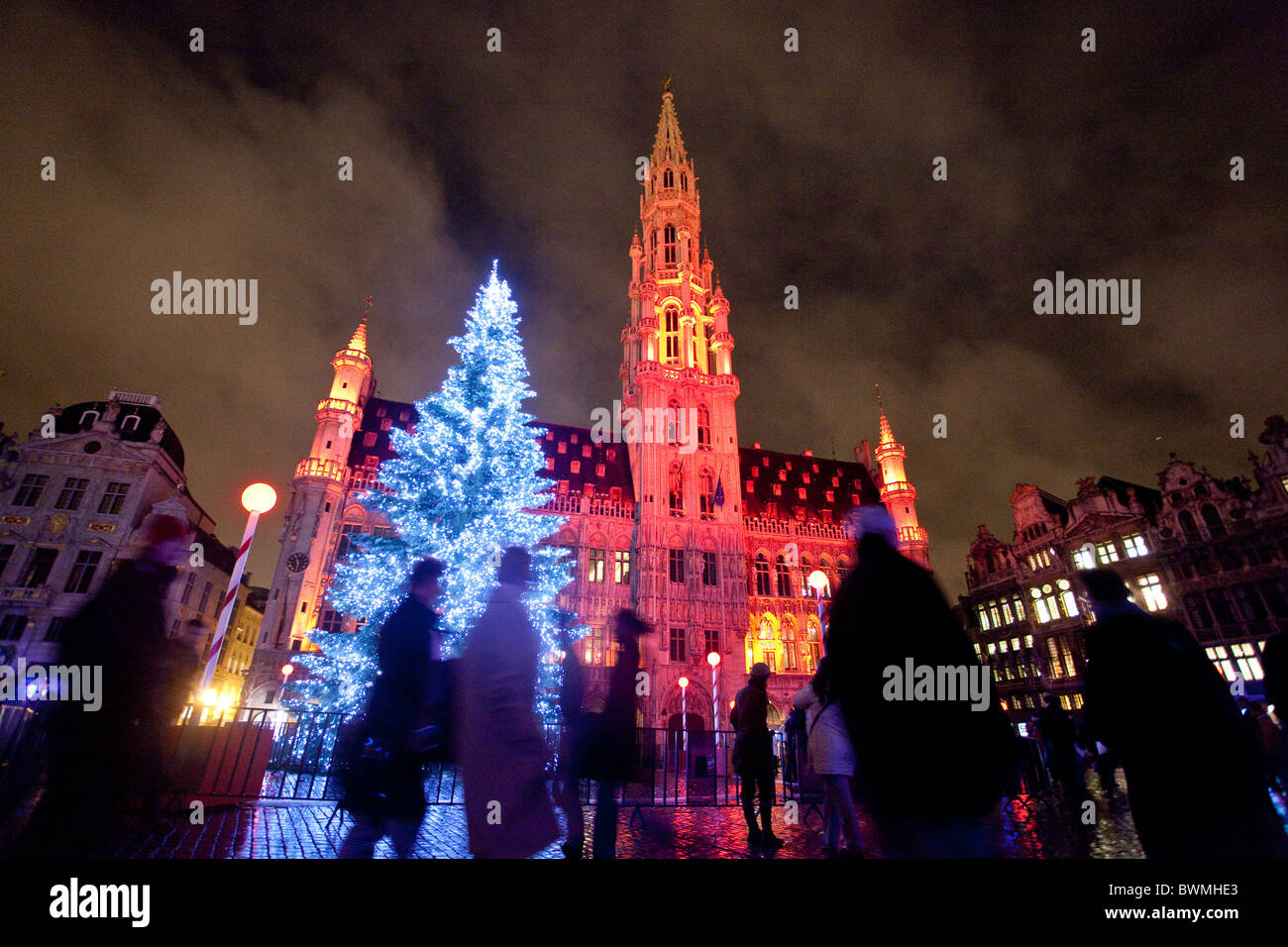 Grand Place à Bruxelles décorées de lumières de fête pour Noël Banque D'Images