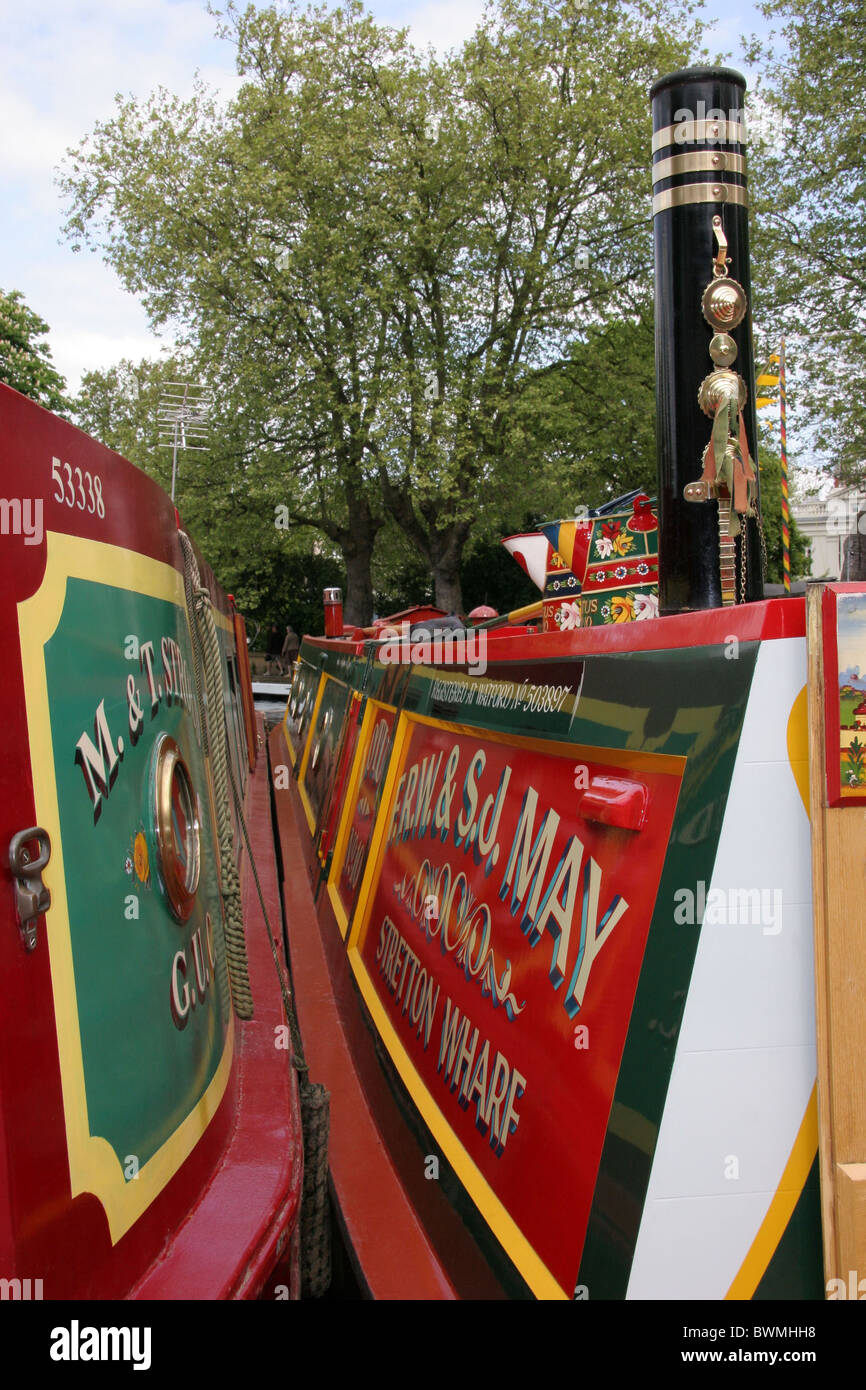 Bateau étroit canal peint dans la petite Venise Londres Banque D'Images