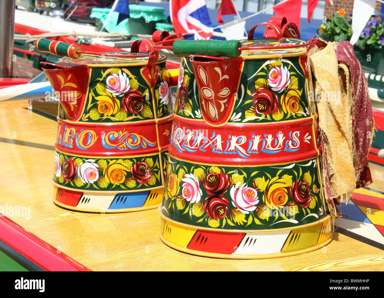 Deux boîtes décorées buckby traditionnellement peints avec châteaux et roses l'une de l'Aquarius bateau étroit Banque D'Images