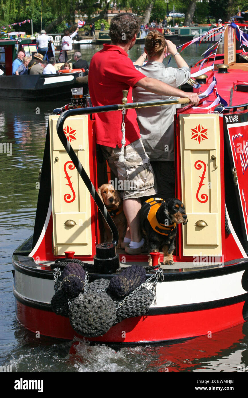 Un couple avec leurs deux chiens travling sur le canal en un grand classique Banque D'Images