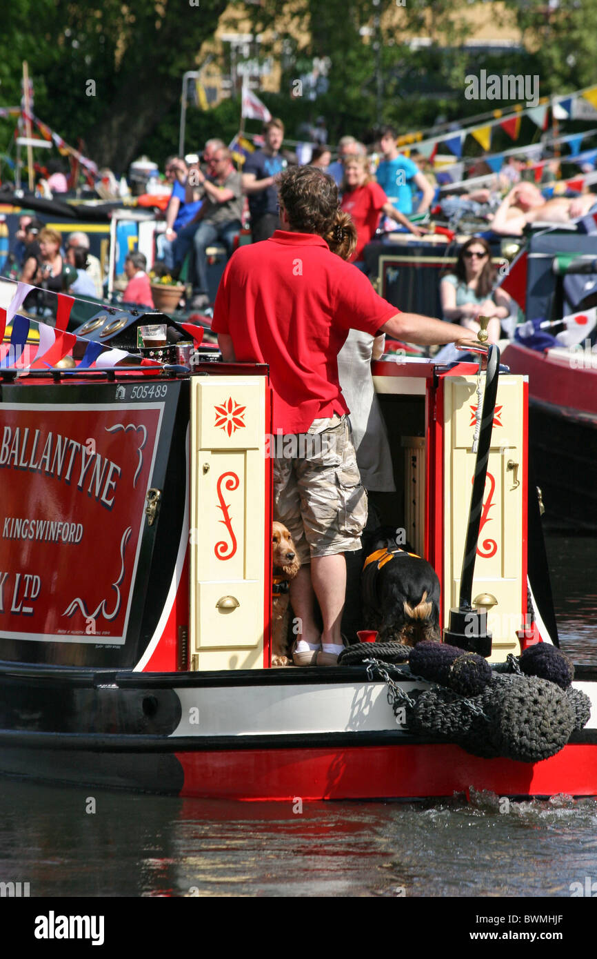 Un couple avec leurs deux chiens travling sur le canal en un grand classique Banque D'Images