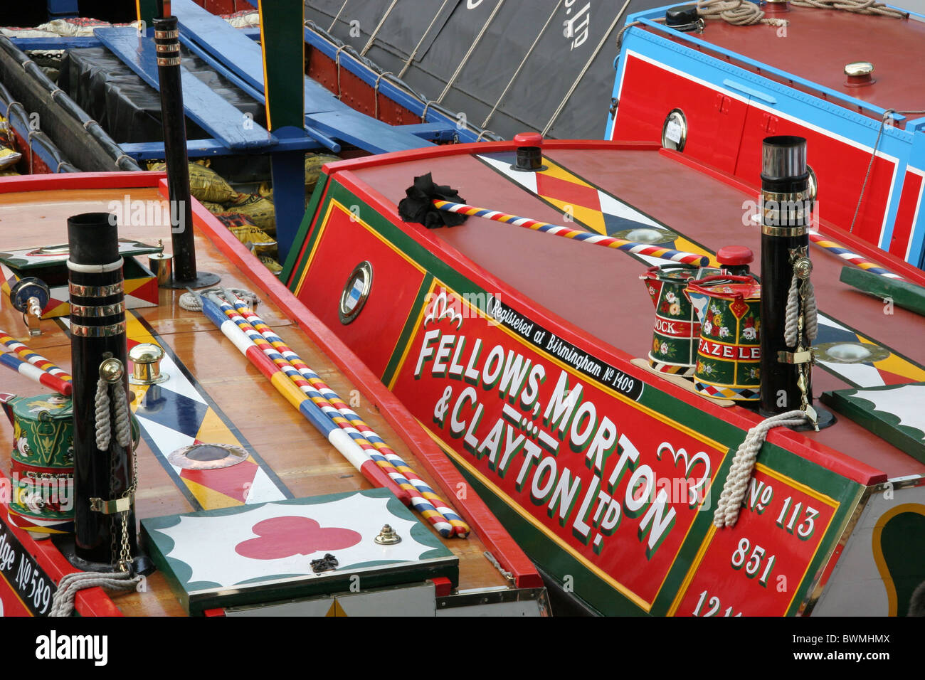 Bateau étroit canal peint dans la petite Venise Londres Banque D'Images