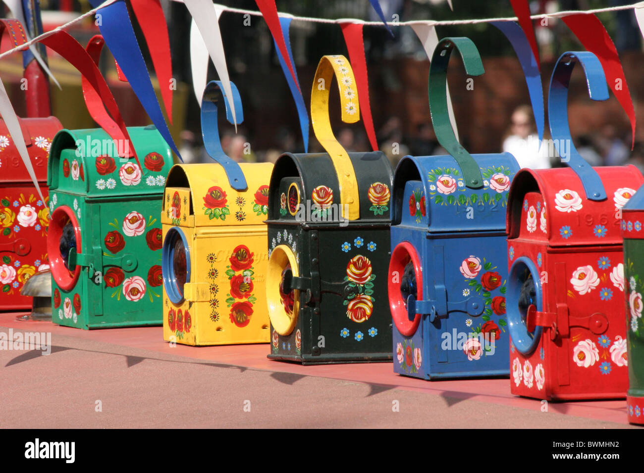 Lanternes traditionnellement peints avec des roses alignés sur un grand classique Banque D'Images