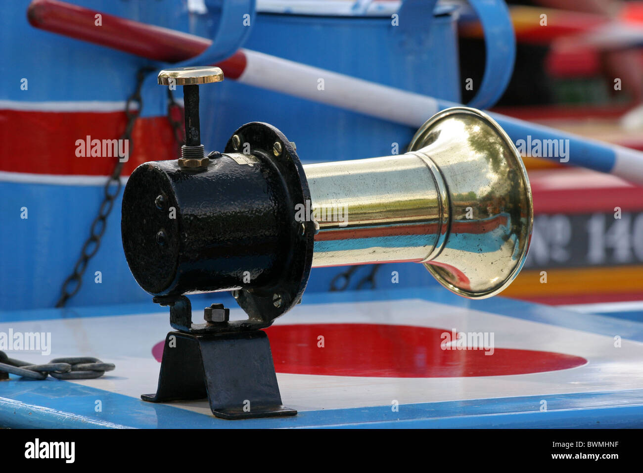 Corne en laiton sur le dessus d'un bateau étroit Banque D'Images