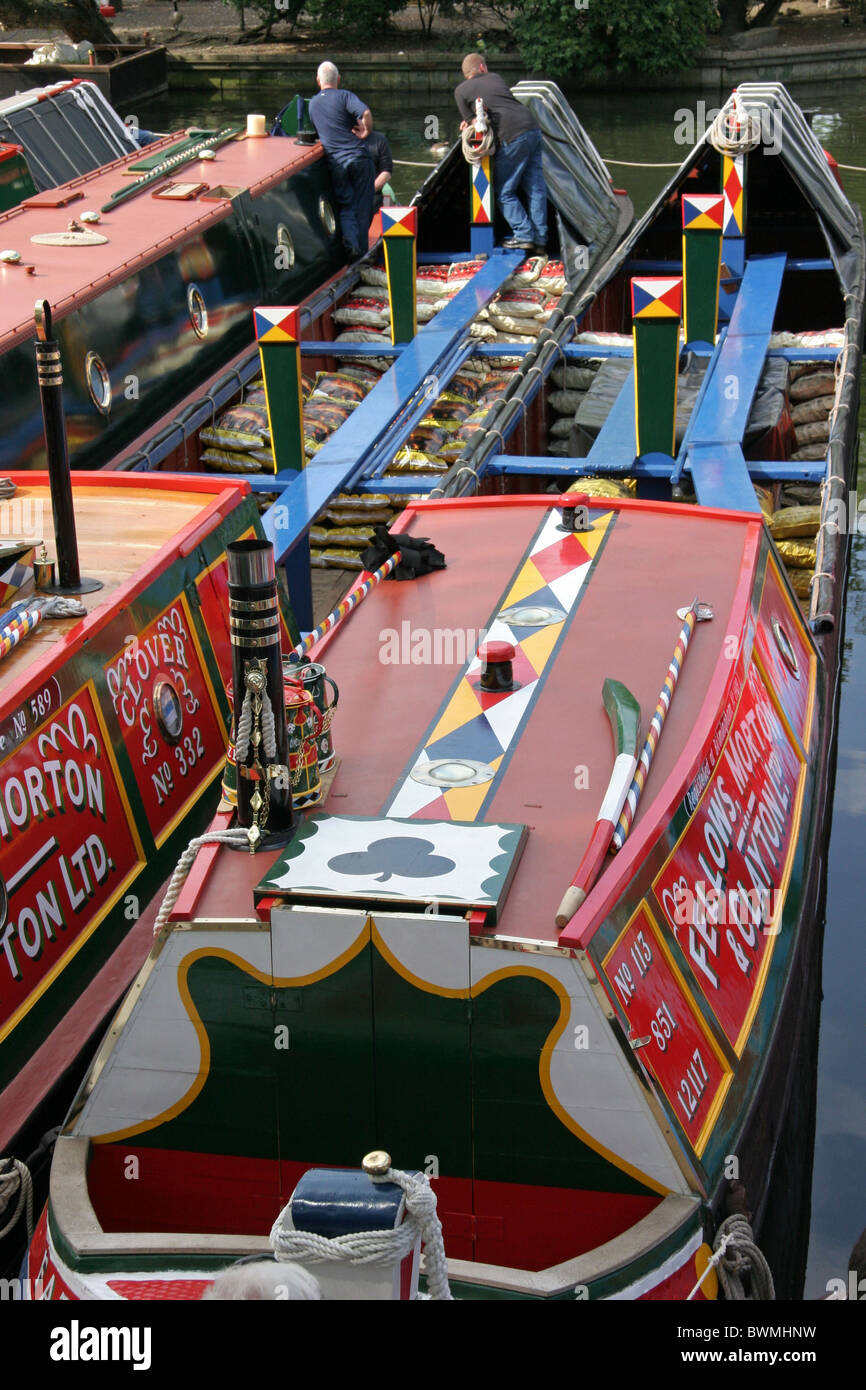 Peints traditionnels bateaux étroits à la petite Venise boat festival Banque D'Images