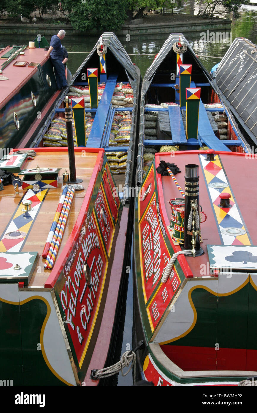 Peints traditionnels boursiers, Morton et Clayton marrow bateaux chargés de charbon Banque D'Images