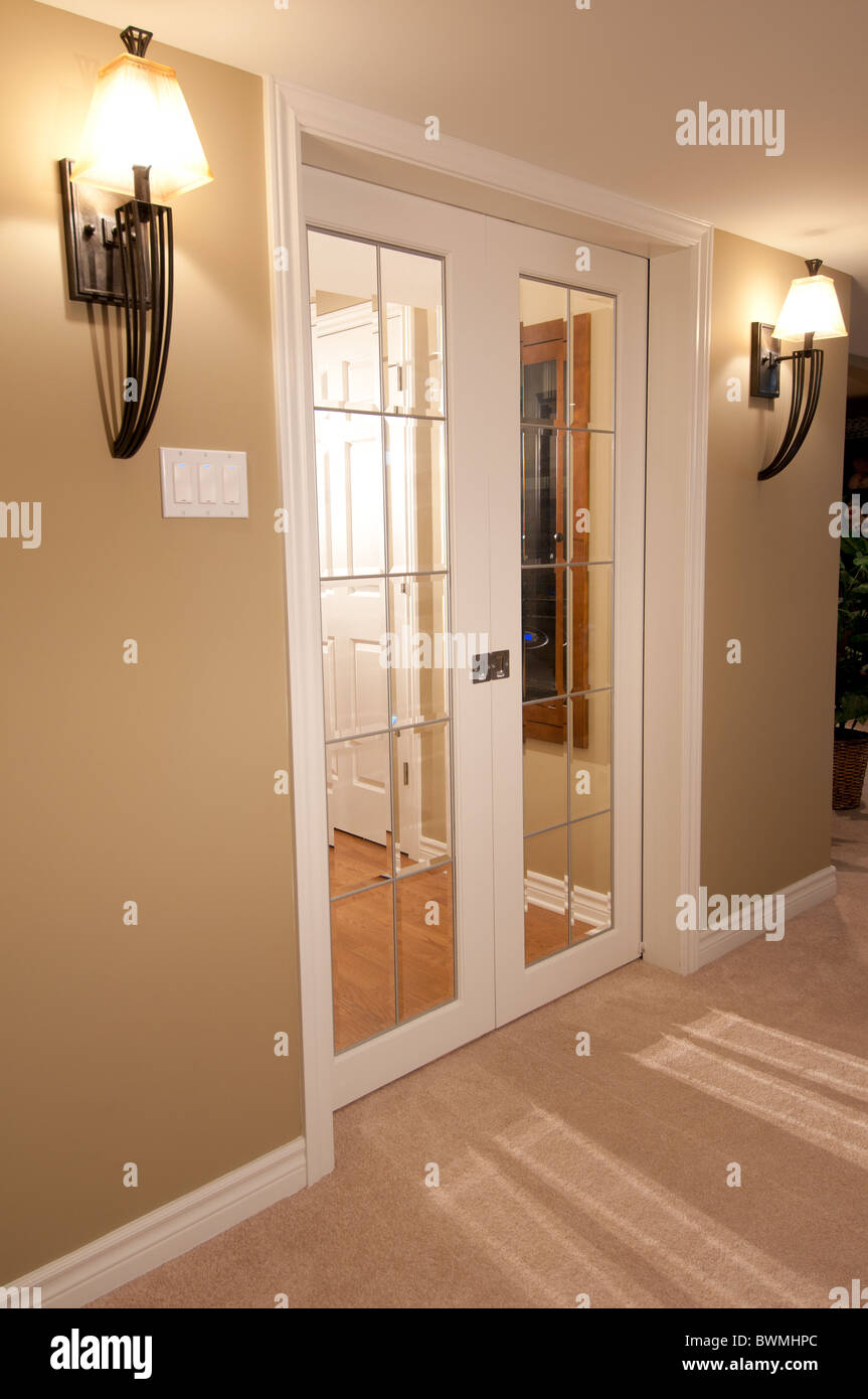 Des portes coulissantes en verre dans un sous-sol résidentiel de luxe. Banque D'Images