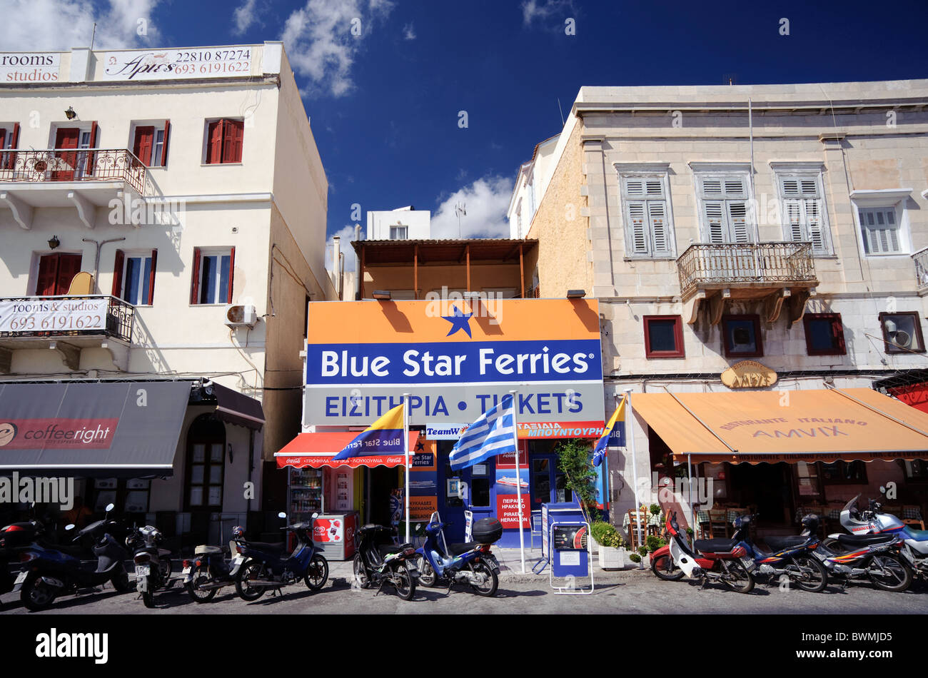 Blue Star Ferries office, situé dans le port d'Ermoupolis, sur l'île de Syros Cyclades grecques. Banque D'Images