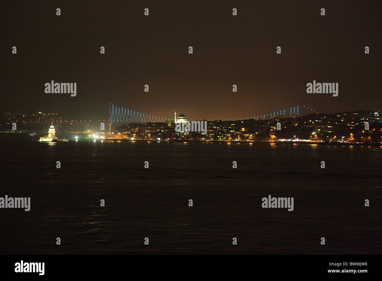 Reflets dans le port d'Istanbul, Turquie de Suspension Bridge Banque D'Images