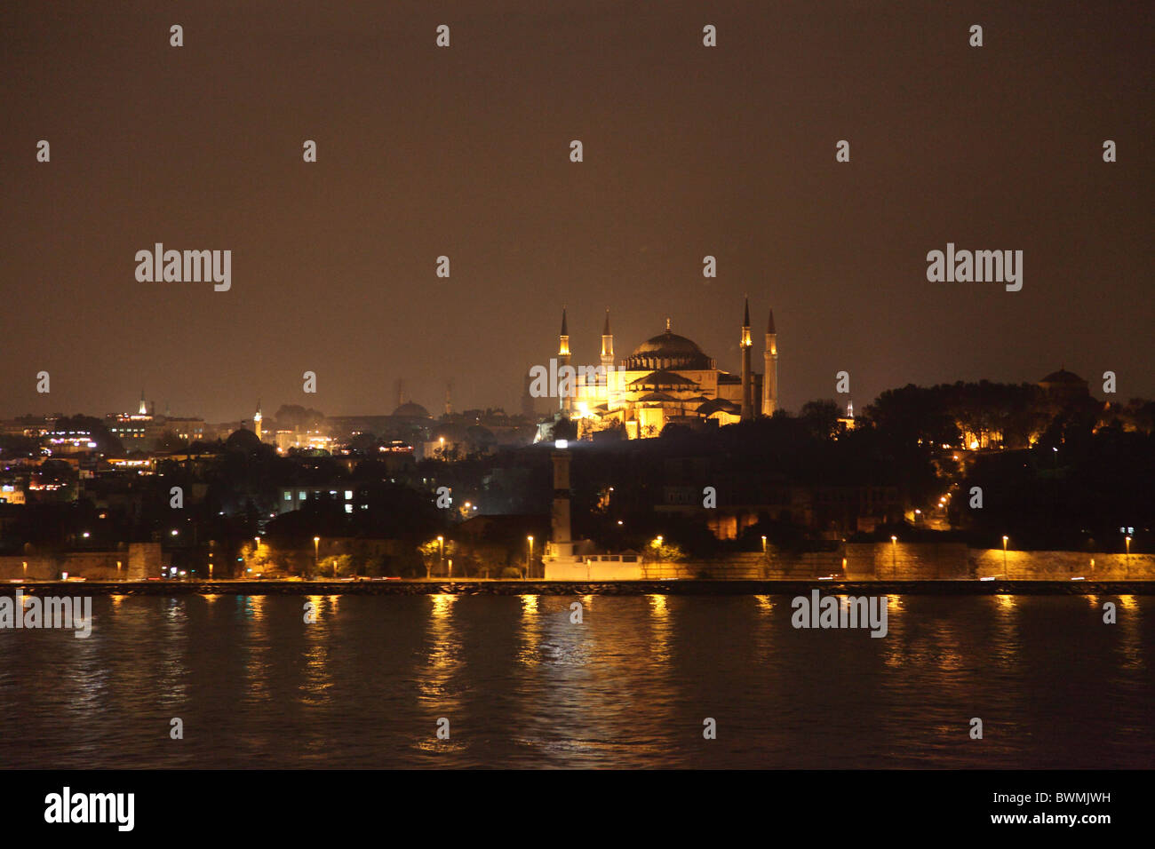 Reflets dans le port d'Istanbul, Turquie Banque D'Images