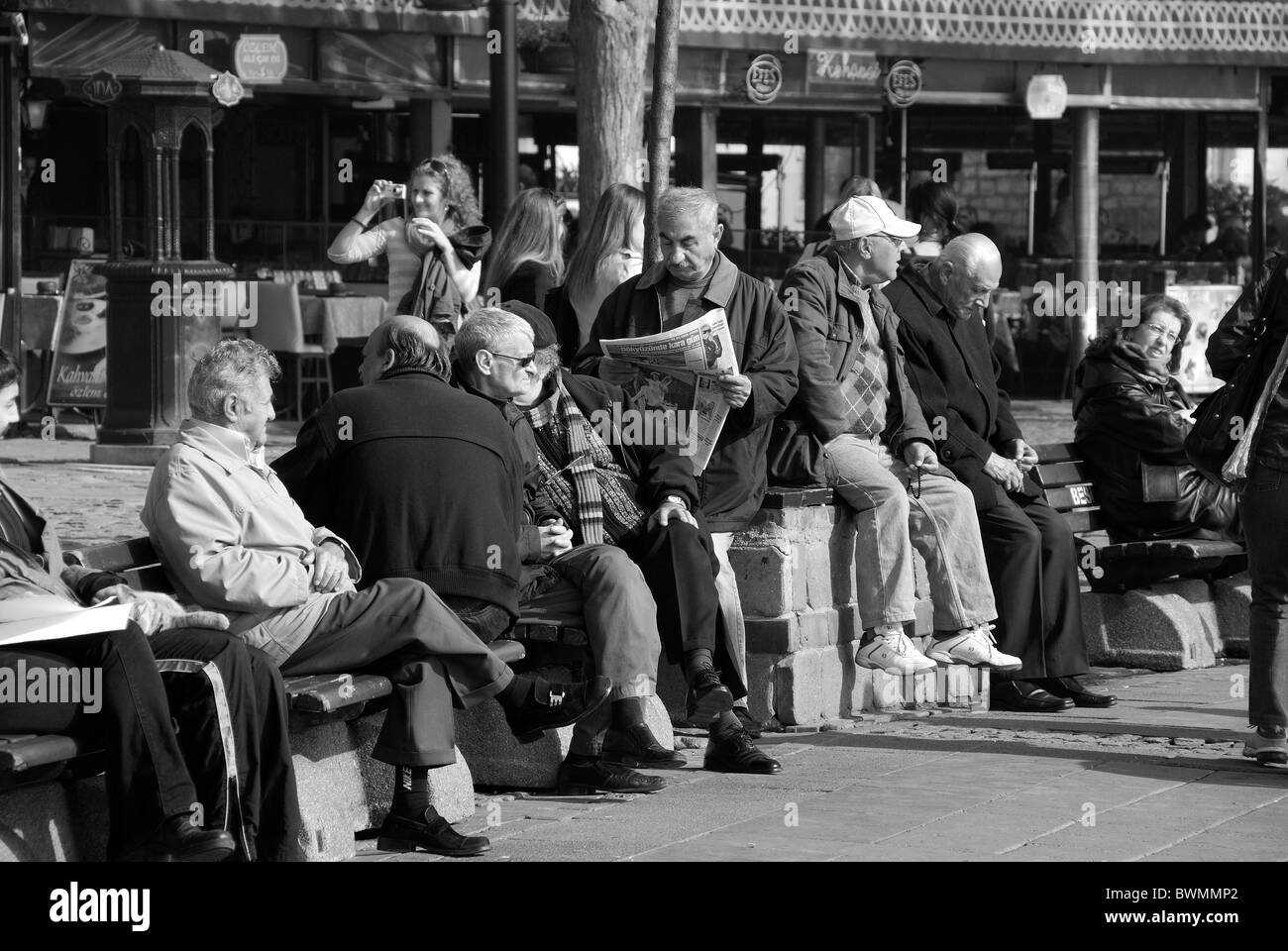 ISTANBUL, TURQUIE. Une scène de rue dans la banlieue de Bosphore. Ortakôy L'automne 2010. Banque D'Images