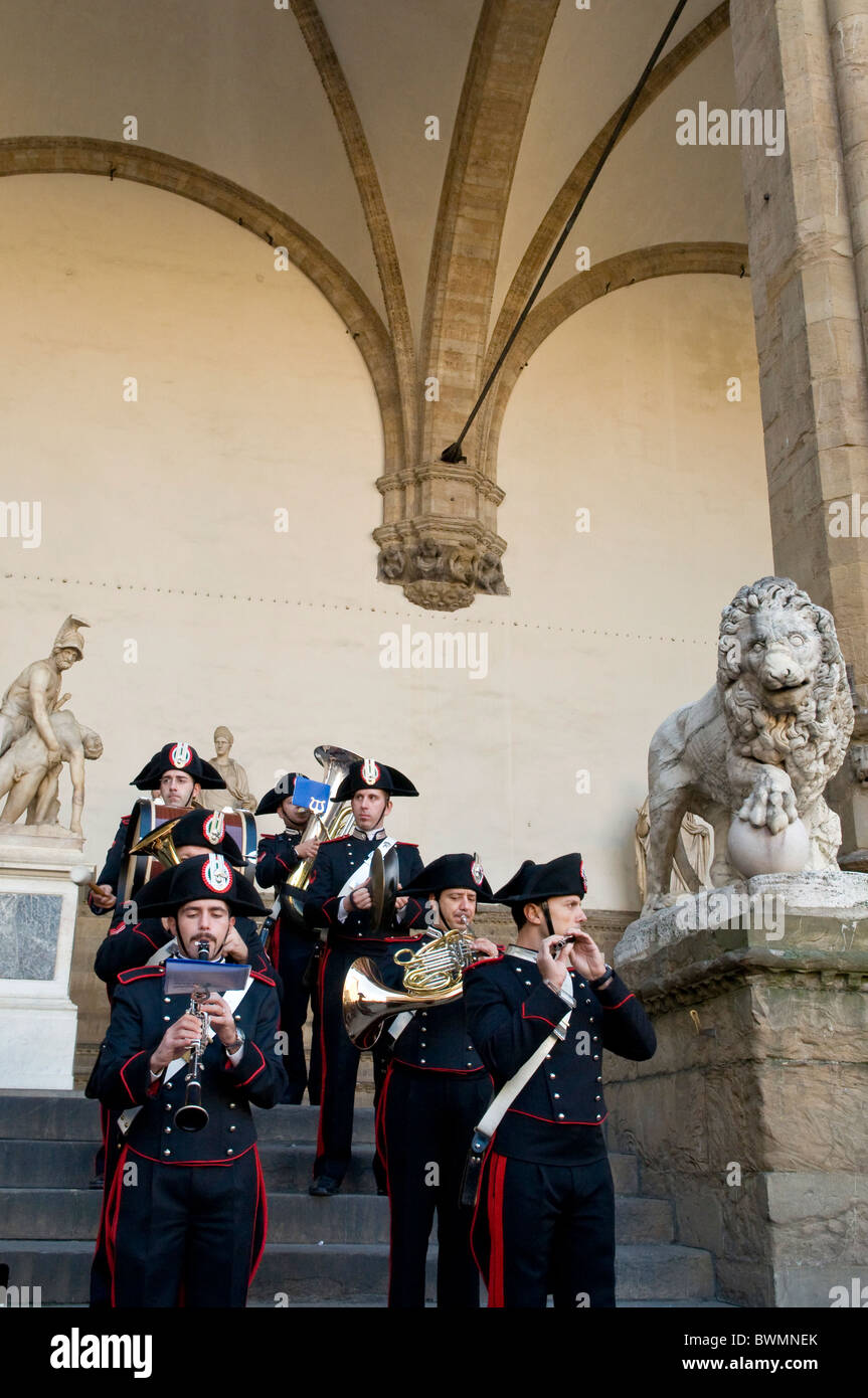 Le groupe de carabiniers à Loggia dei Lanzi, Florence (Firenze), Toscane, Italie, Europe Banque D'Images Le groupe de carabiniers à Loggia dei Lanzi, Florence (Firenze), Toscane, Italie, Europe Banque D'Images