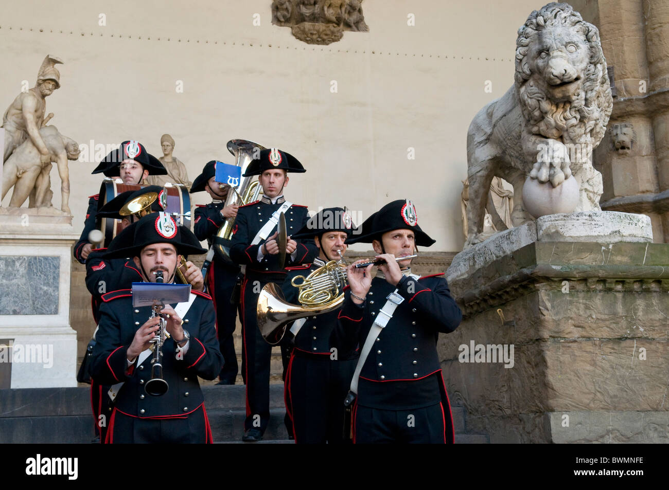 Le groupe de carabiniers à Loggia dei Lanzi, Florence (Firenze), Toscane, Italie, Europe Banque D'Images Le groupe de carabiniers à Loggia dei Lanzi, Florence (Firenze), Toscane, Italie, Europe Banque D'Images
