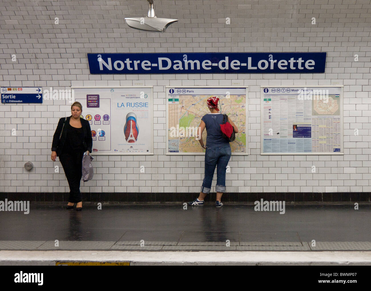 Quai de métro à la station Notre Dame de Lorette Photo Stock Alamy