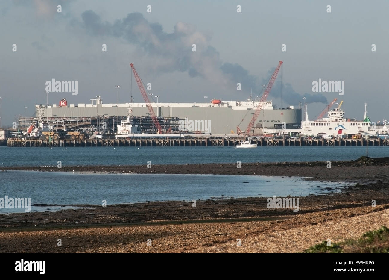 Vue sur les quais de Southampton avec voile et grues Banque D'Images