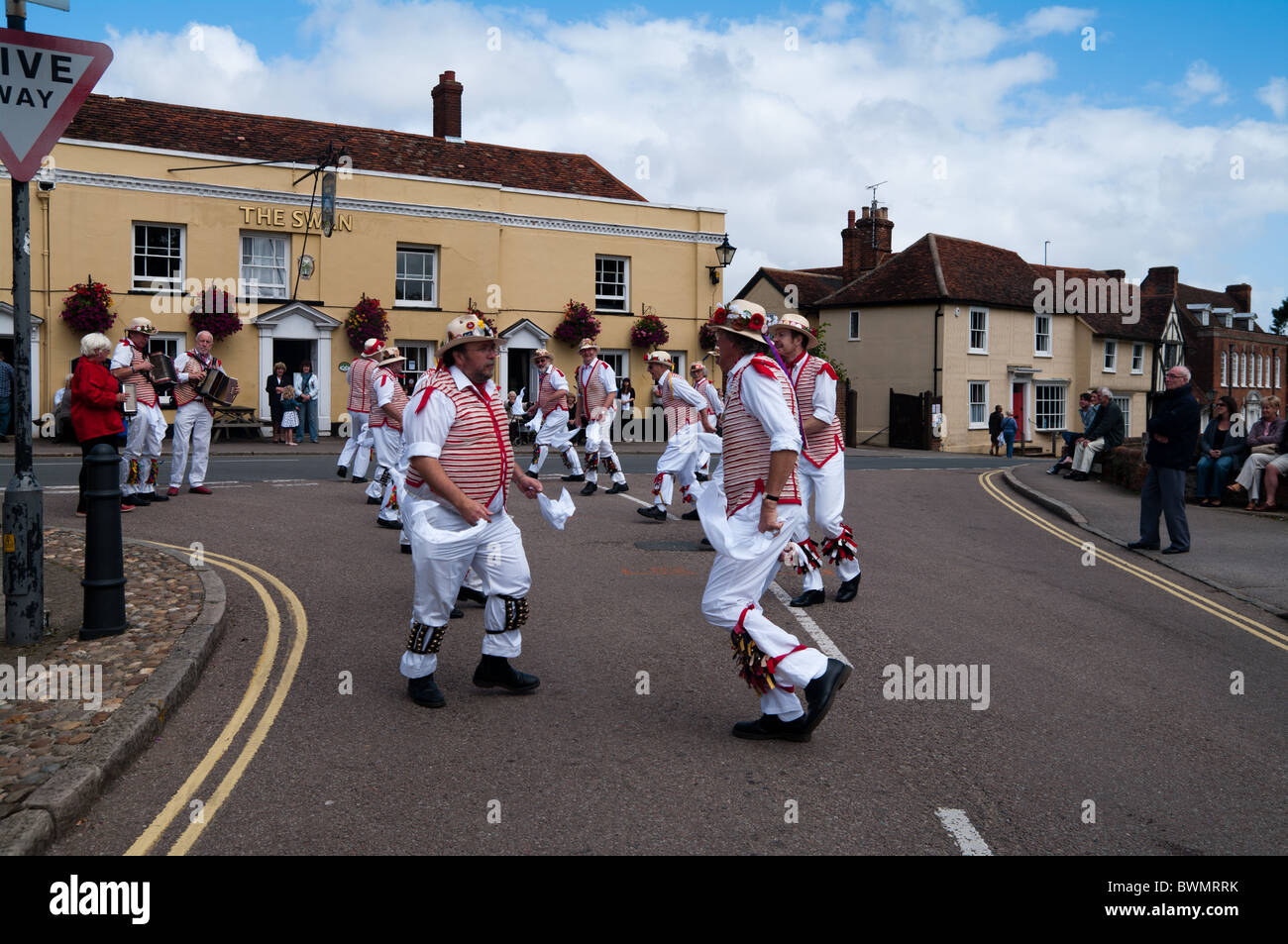 Thaxted Morris Men Dancing dans Bolford Street en face de l'hôtel Swan Banque D'Images