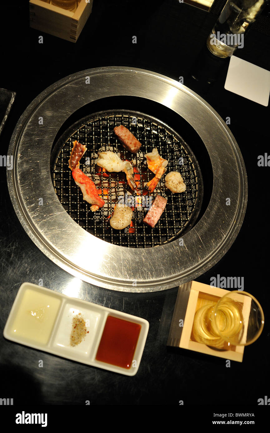 Korean barbecue table situé dans un restaurant à Tokyo, Japon. Banque D'Images