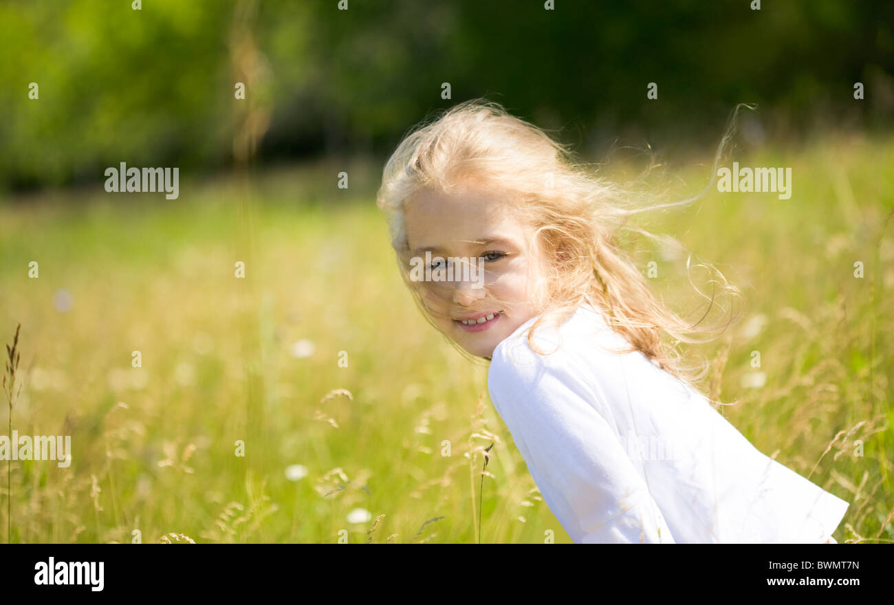 Portrait de fille mignonne avec des cheveux juste avoir du temps en plein air agréable Banque D'Images