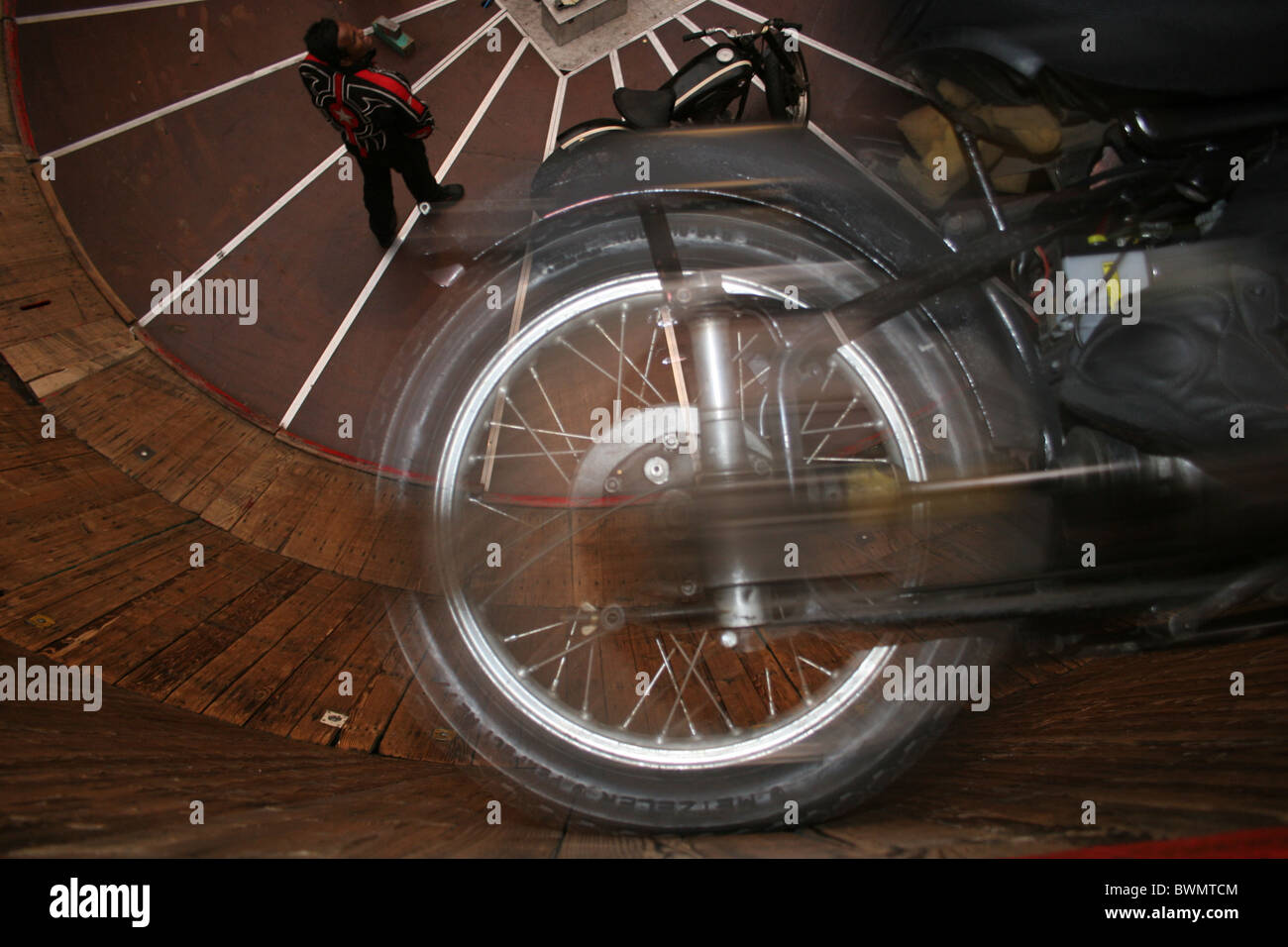 Un tour de moto dans la roue de la mort. Oktoberfest à Munich, Allemagne  Photo Stock - Alamy