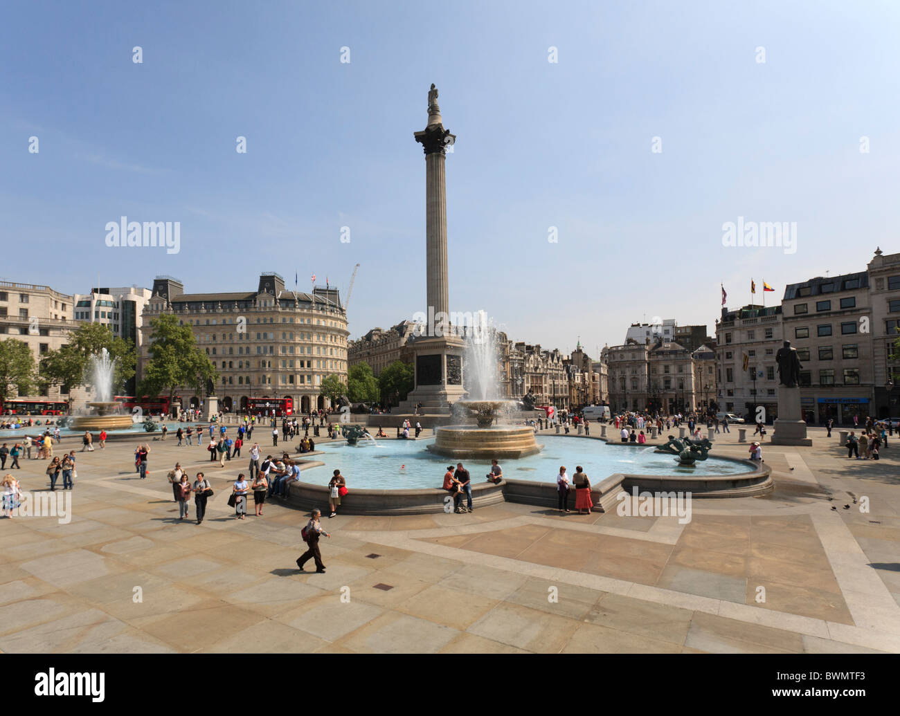 La colonne Nelson et les fontaines de Trafalgar Square Banque D'Images
