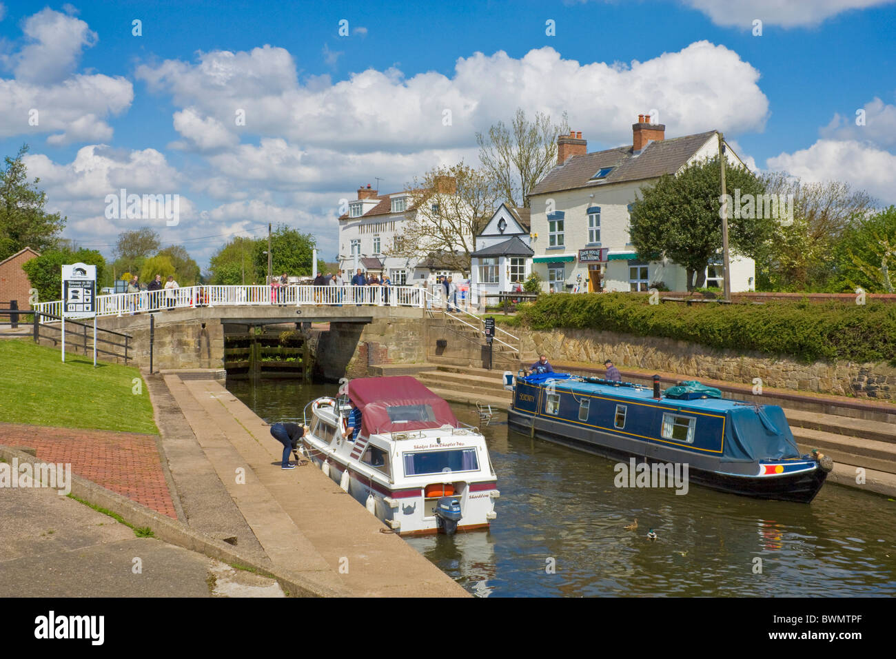 Bateau étroit et bateau à moteur en verrouillage de Trent, Sawley près de Long Eaton, Derbyshire, England, GB, le Royaume-Uni, l'Union européenne, de l'Europe Banque D'Images