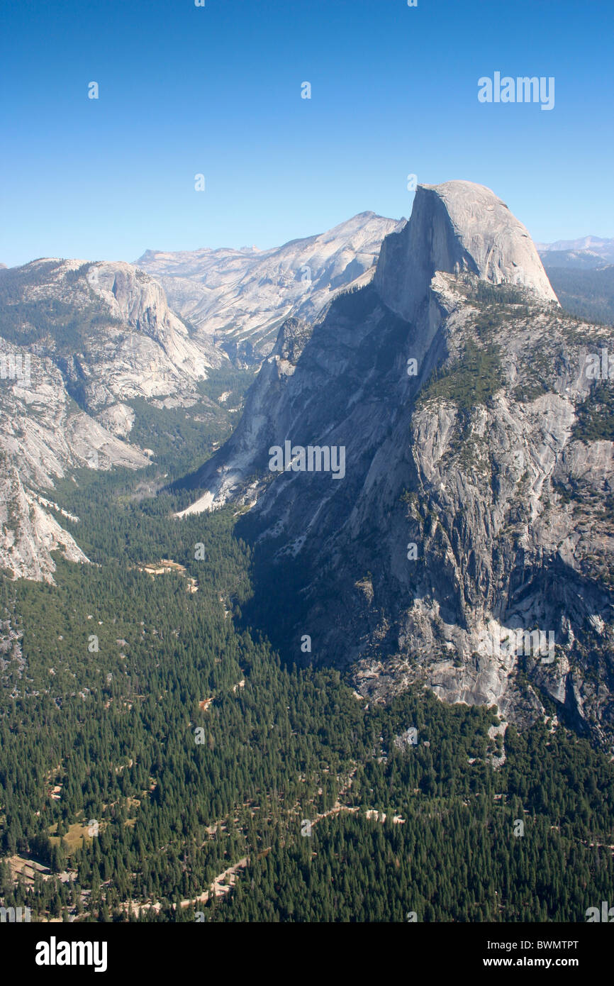 Demi-Dôme et Yosemite Valley Vue de Glacier Point avec ciel bleu Banque D'Images