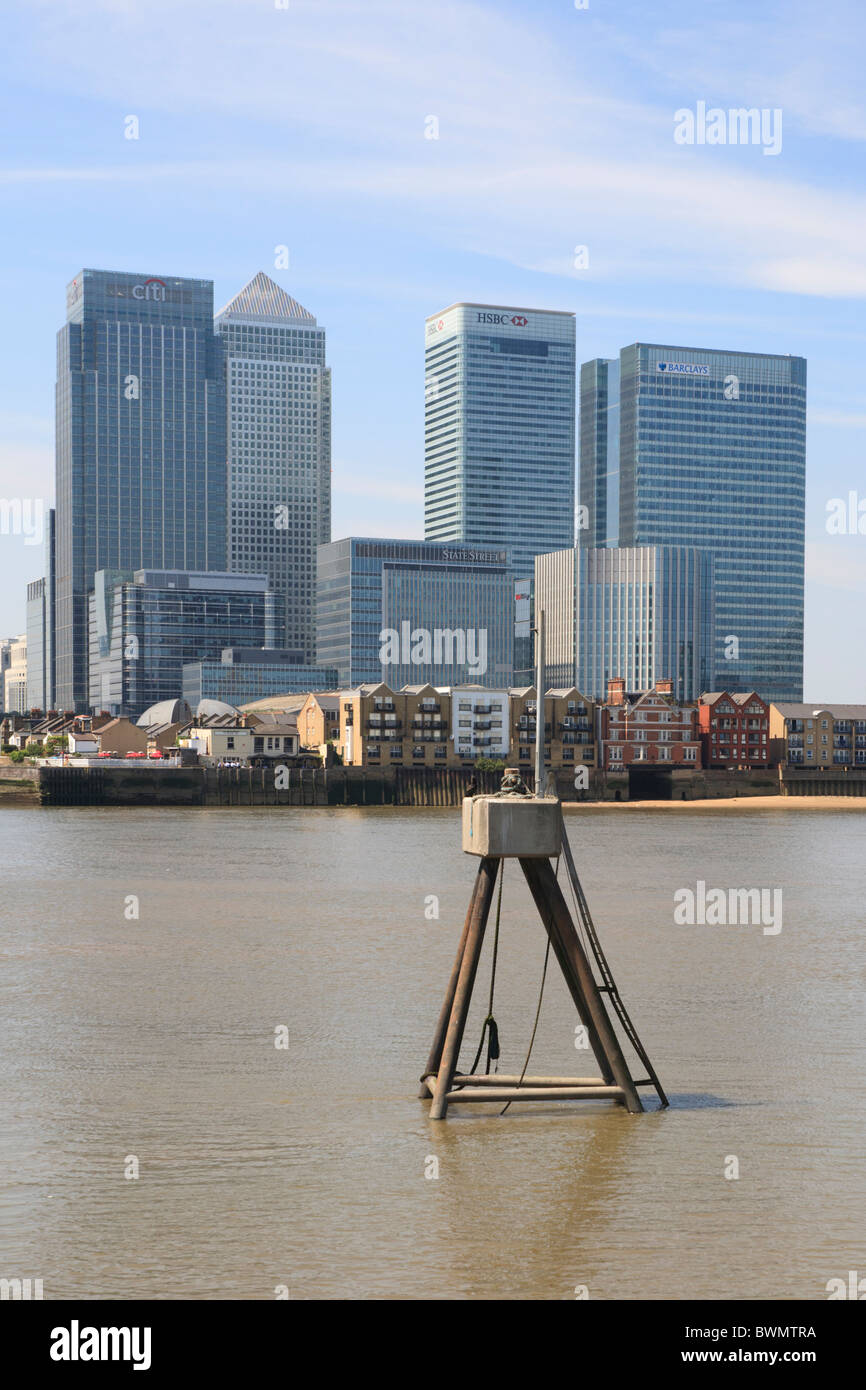 Les tours de Canary Wharf à Docklands avec d'anciennes propriétés résidentielles et de la Tamise au premier plan Banque D'Images