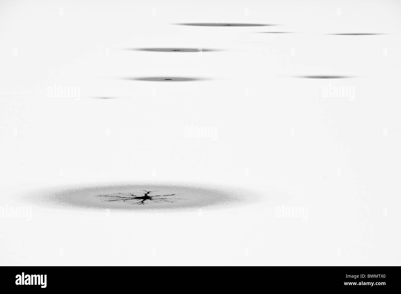 Des trous dans la neige lac recouvert de glace, parc de Wollaton, Nottingham, Nottinghamshire, England, UK, FR, EU, Europe Banque D'Images