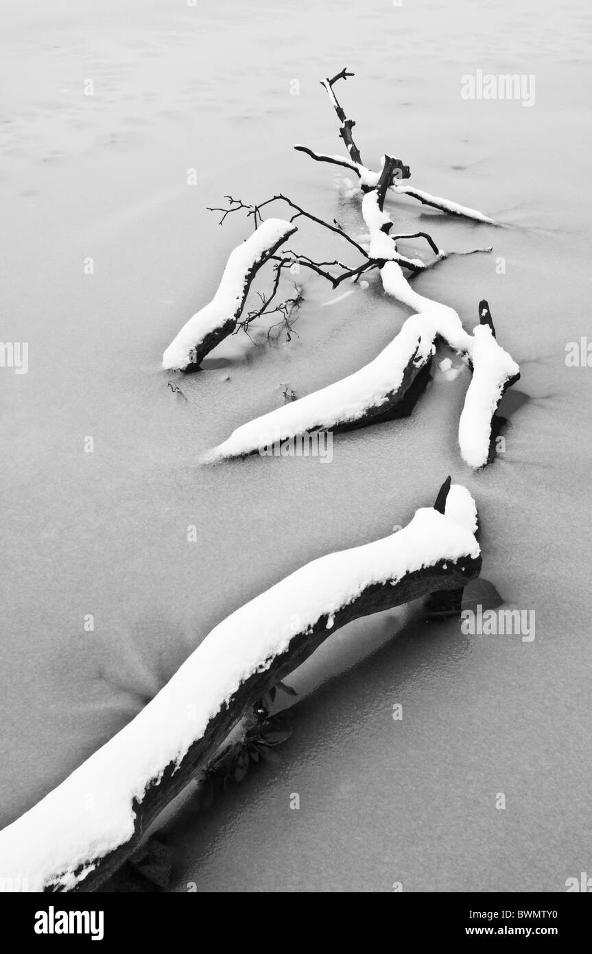 La neige a couvert partiellement submergées Direction générale sur le lac recouvert de glace England, UK, FR, EU, Europe Banque D'Images