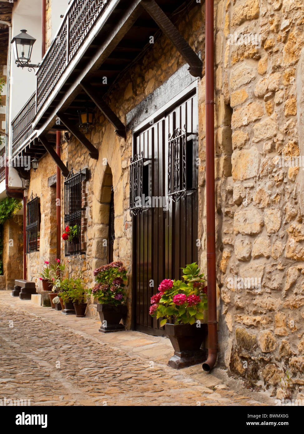 Santillana del Mar Cantabrie au Nord de l'Espagne avec pierre traditionnel construit des maisons et des lampes Banque D'Images