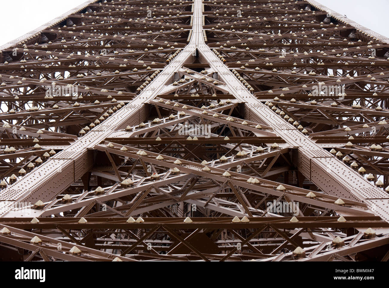 Close up detail haut de la section du 3ème étage de la Tour Eiffel Paris France Banque D'Images