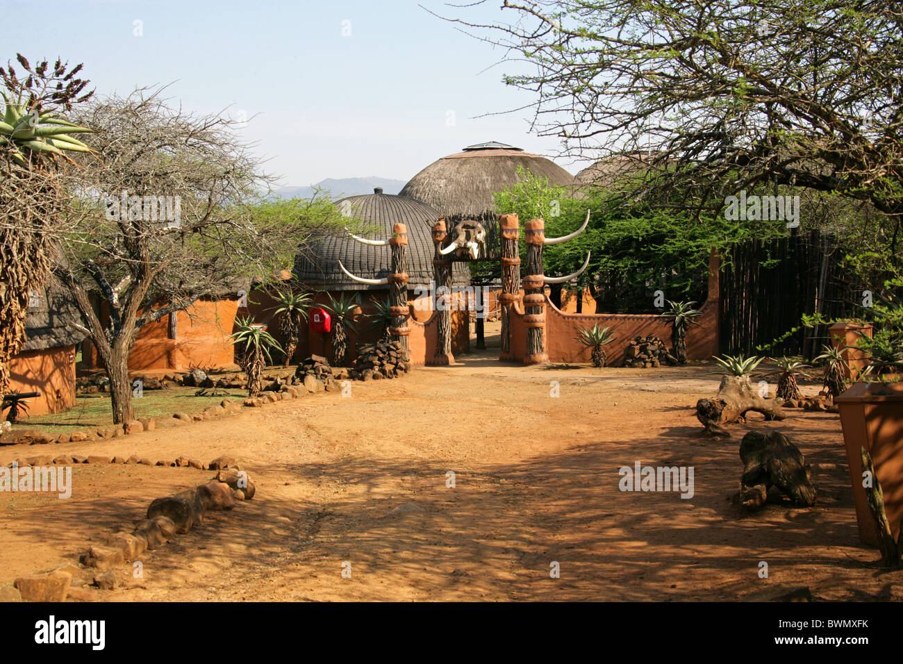 L'entrée de Shakaland Zulu Village, Vallée Nkwalini, Kwazulu Natal, Afrique du Sud. Banque D'Images