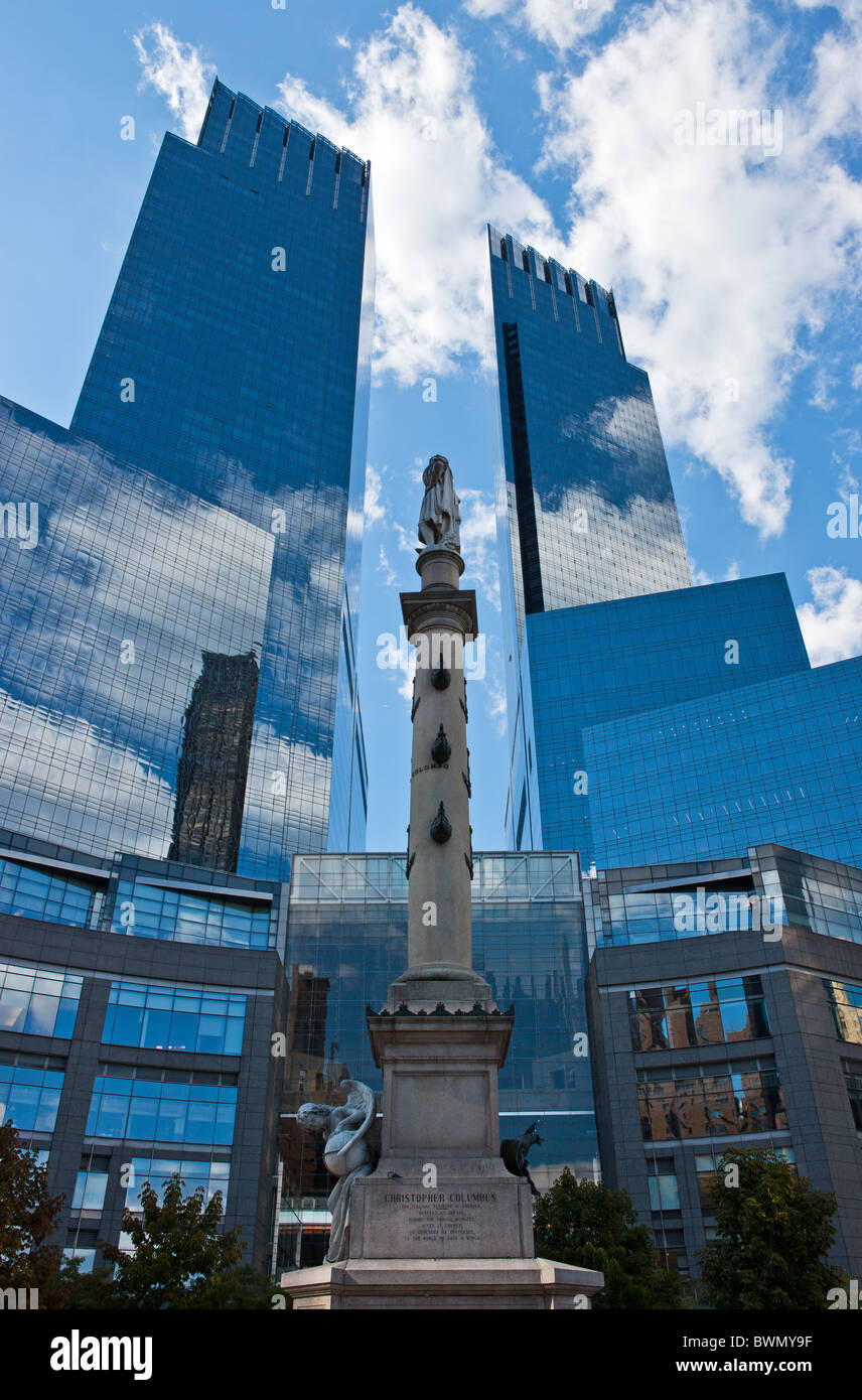 Aux États-Unis d'Amérique, New York, Manhattan, le Trump Towers et Columbus monument à Columbus Circle Banque D'Images