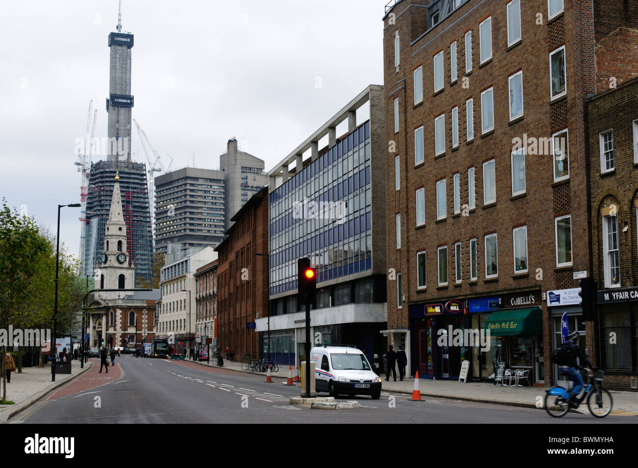 La construction de la tour du pont de Londres, ou le fragment, derrière St George's Church à Southwark, vu de Borough High Street. Banque D'Images