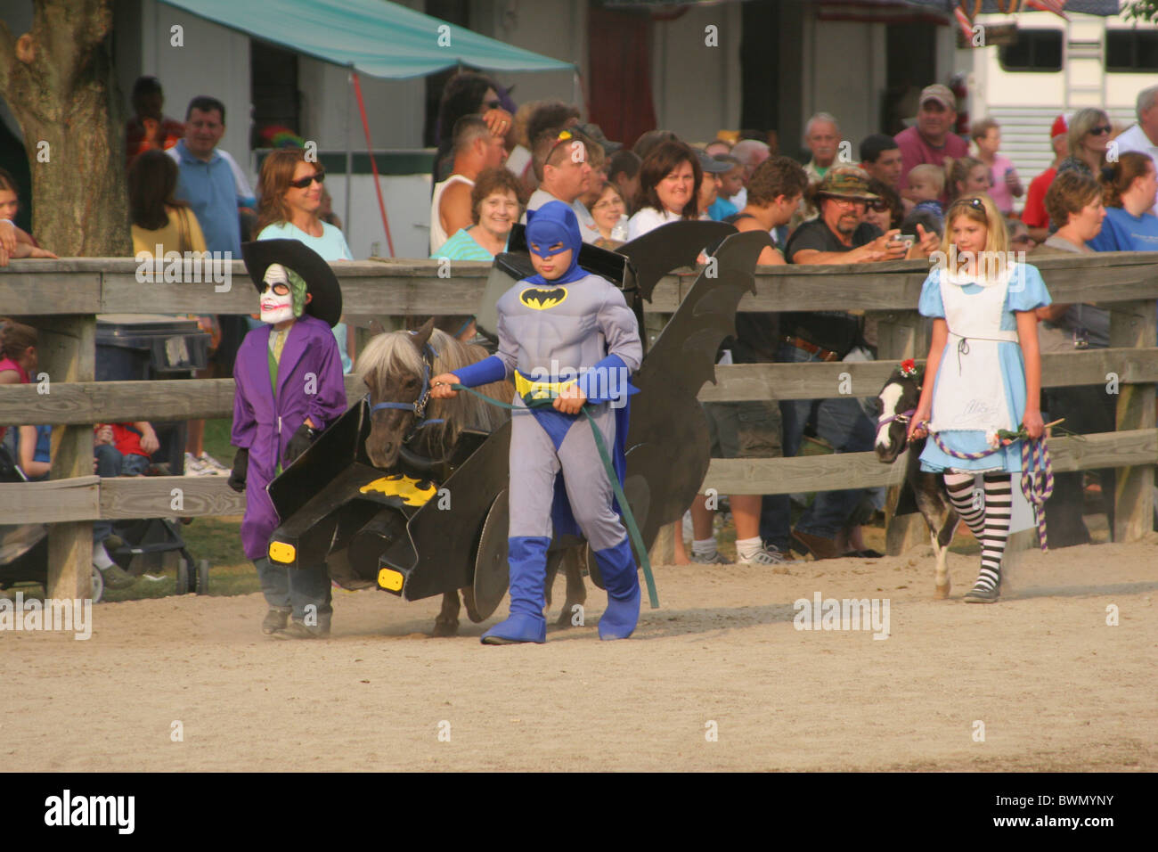 Pony en costume de Batman. Un concours poney robe avec des enfants. Mahoning Comté juste, équitable, Canfield Canfield, Ohio, USA. Banque D'Images