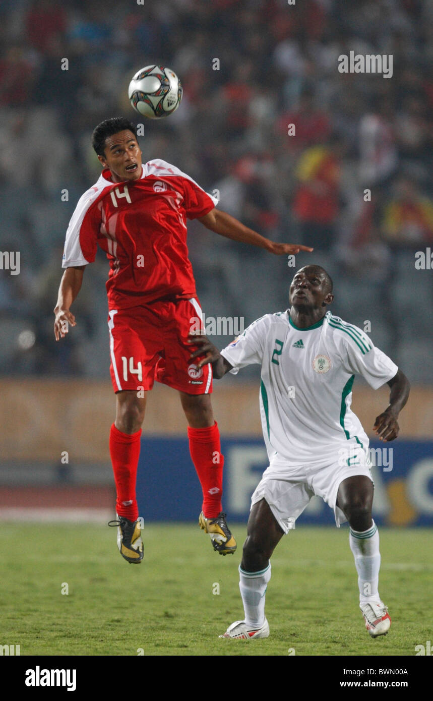 Steevy Chong Hue de Tahiti (14) dirige le ballon au-dessus du Nigéria Adejo Daniel (2) lors d'un 2009 FIFA U-20 World Cup match du groupe B Banque D'Images