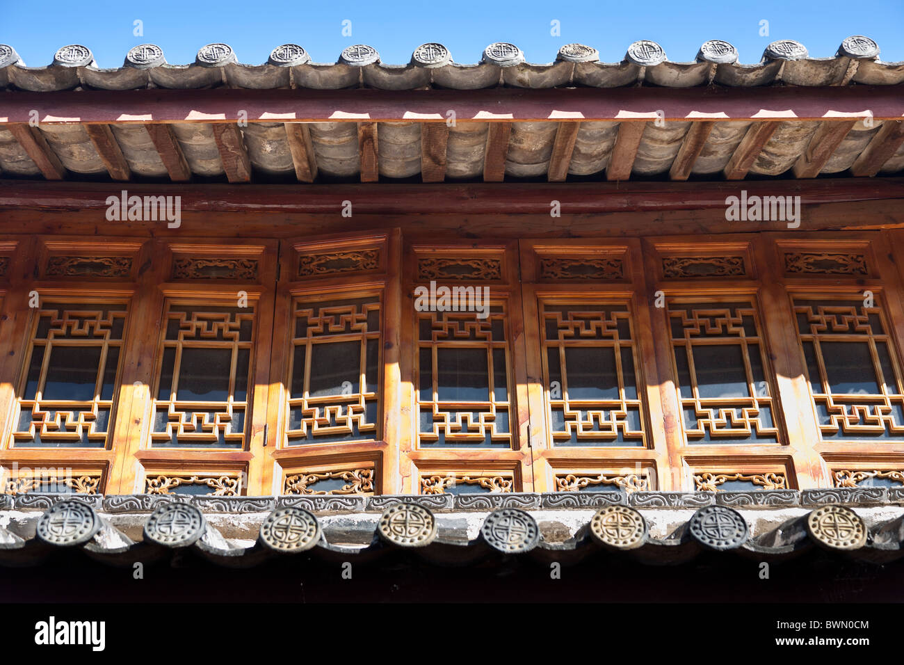 Fenêtres en bois sculpté sur un bâtiment dans la vieille ville de Dayan, Lijiang, Yunnan Province, China Banque D'Images