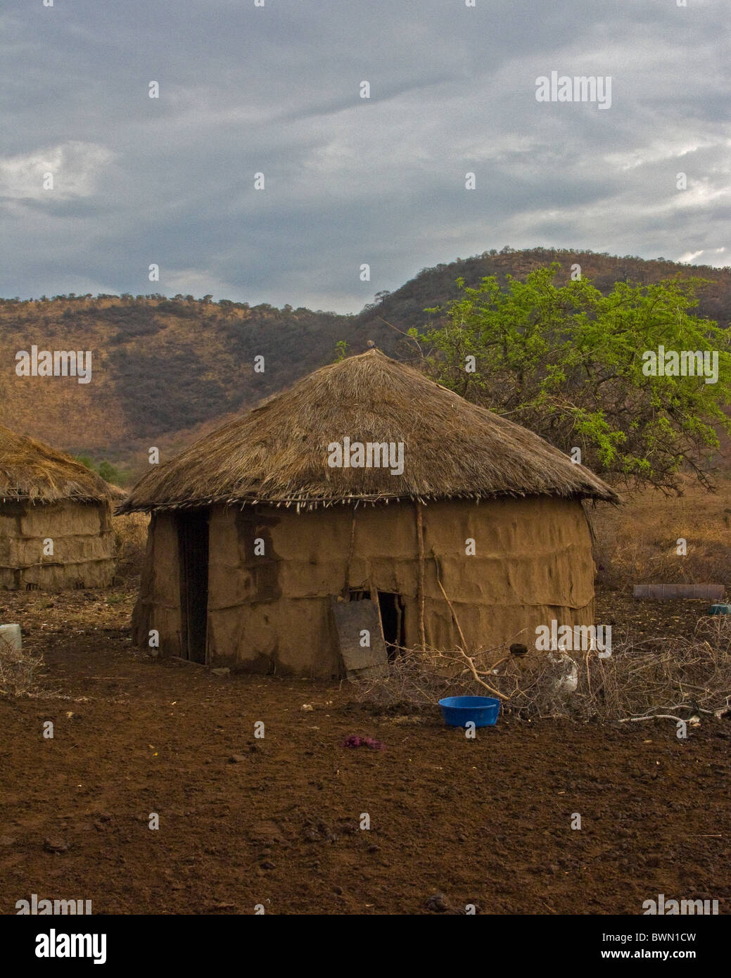 De boue et de chaume Masai traditionnelle hut en Tanzanie. Banque D'Images