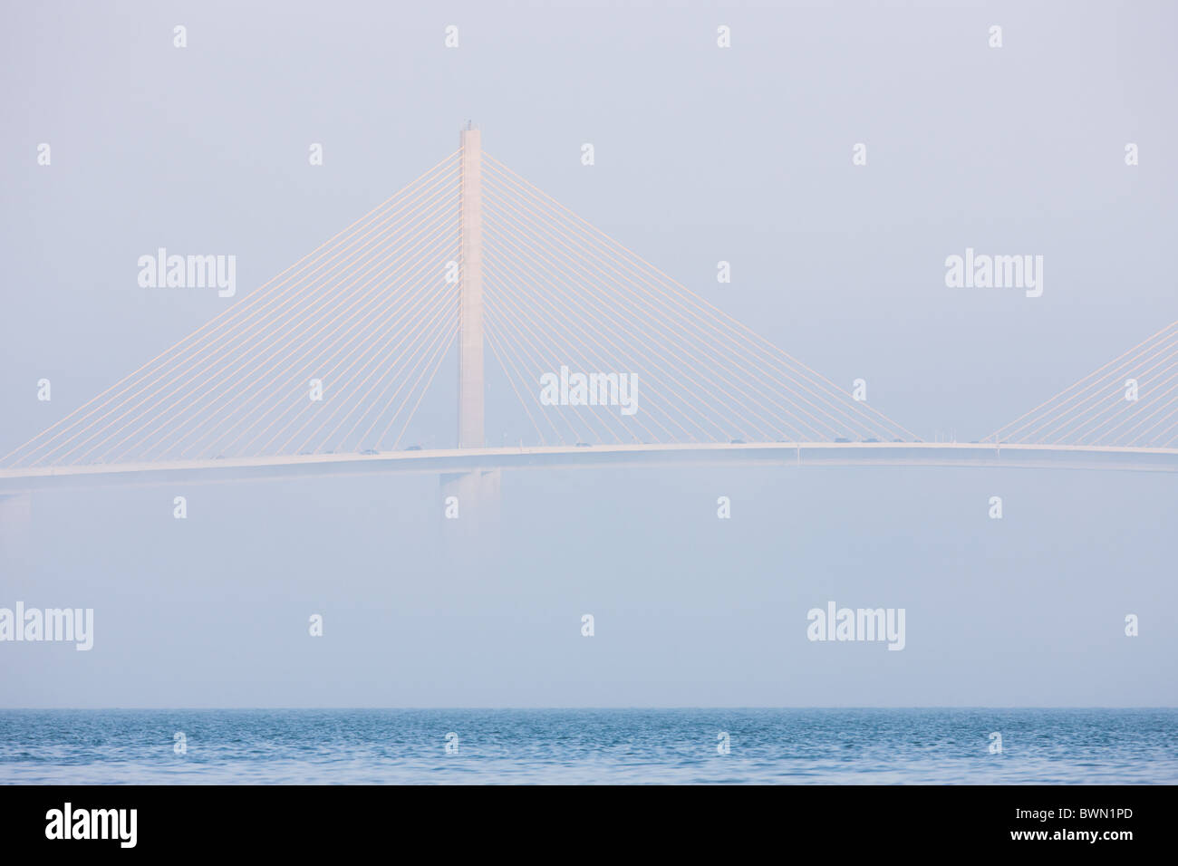 Le Sunshine Skyway Bridge, enjambant la baie de Tampa, partiellement caché par le brouillard. Banque D'Images