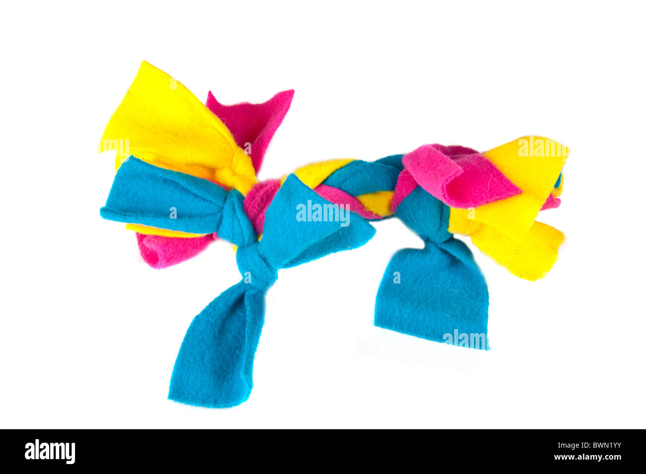 Chiffon coloré mâcher jouet pour chiots, isolé sur fond blanc Banque D'Images
