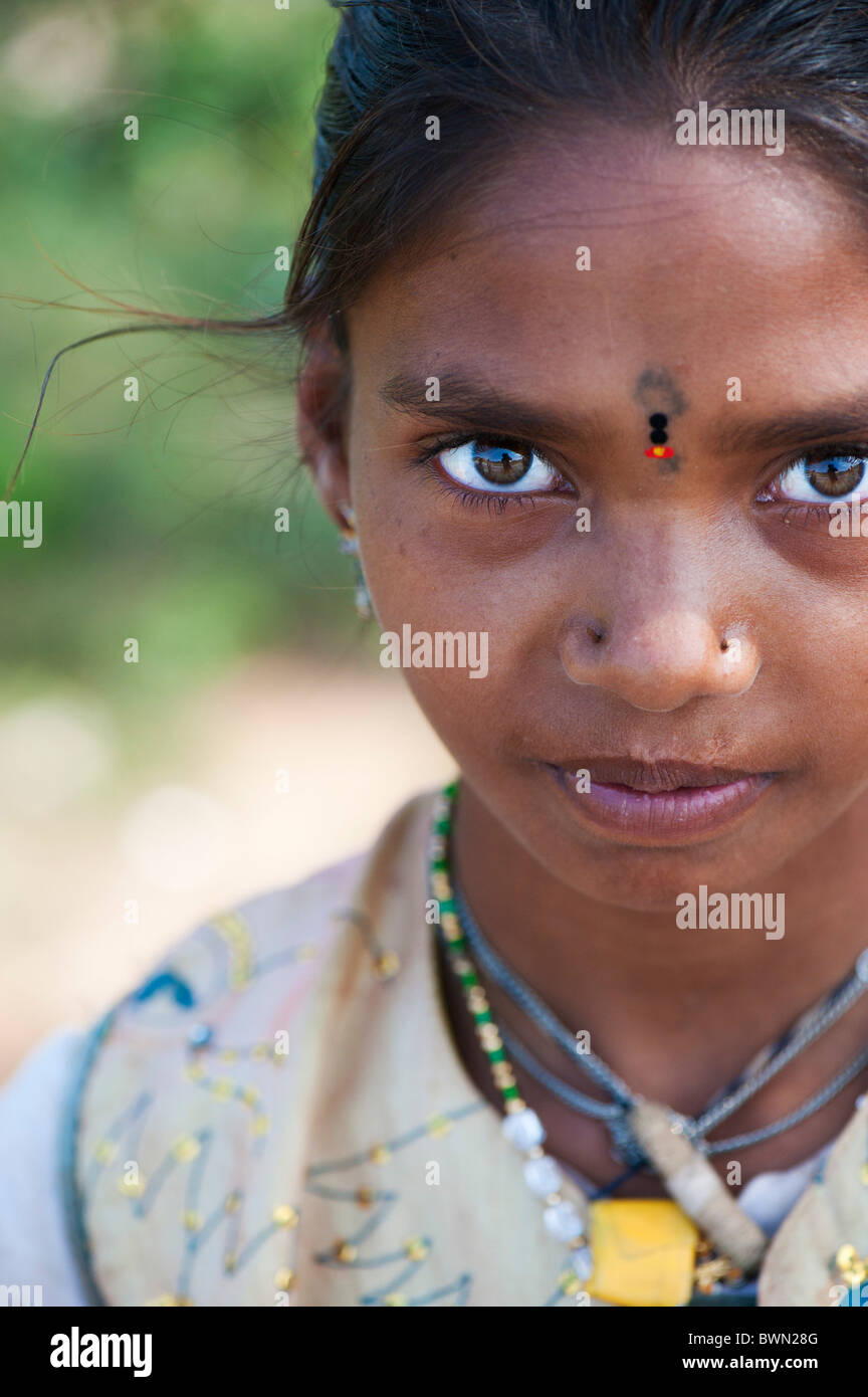 Pauvre Jeune fille rue basse caste indien le regarder. L'Andhra Pradesh,  Inde. Selective focus Photo Stock - Alamy