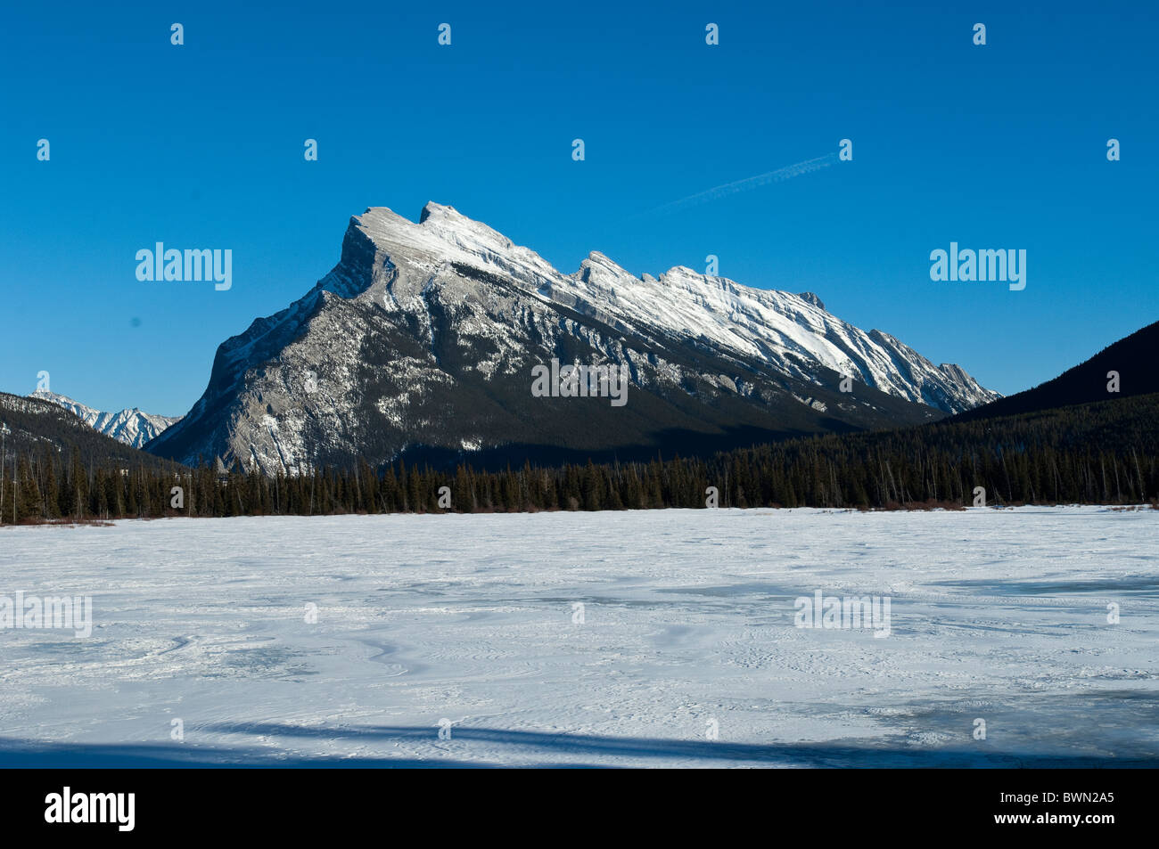 Banff, Alberta, Canada. Montagnes Rocheuses et Vermilion Lake dans le parc national de Banff. Banque D'Images