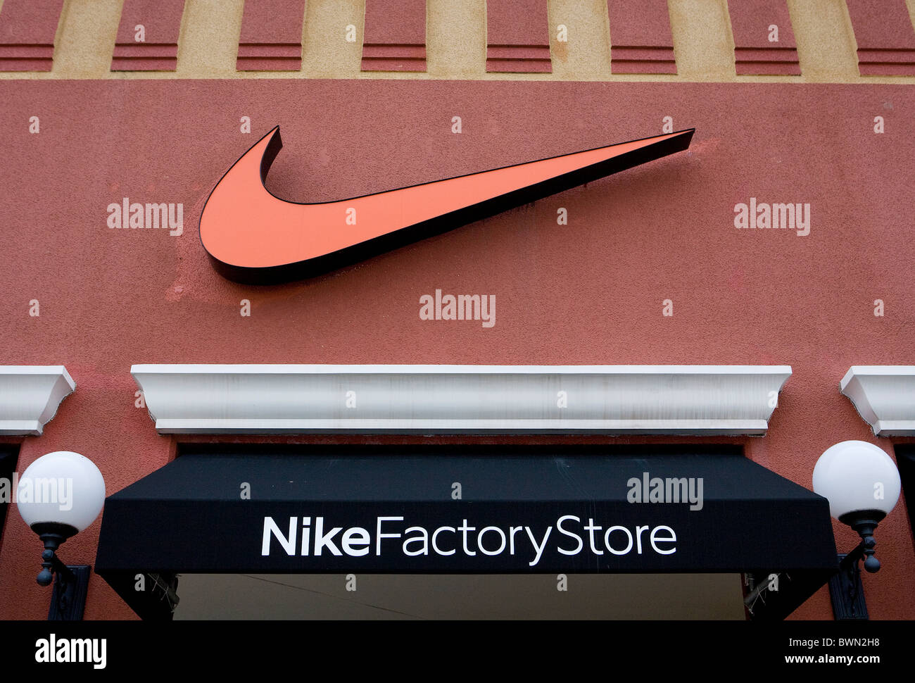 Un chaussures Nike factory store. Banque D'Images