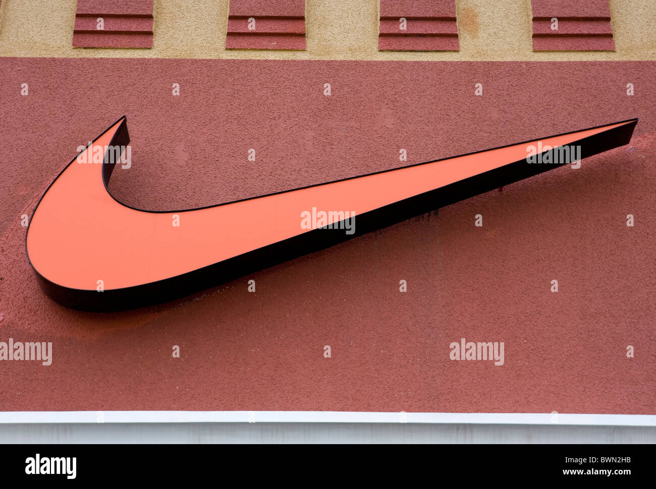 Un chaussures Nike factory store. Banque D'Images