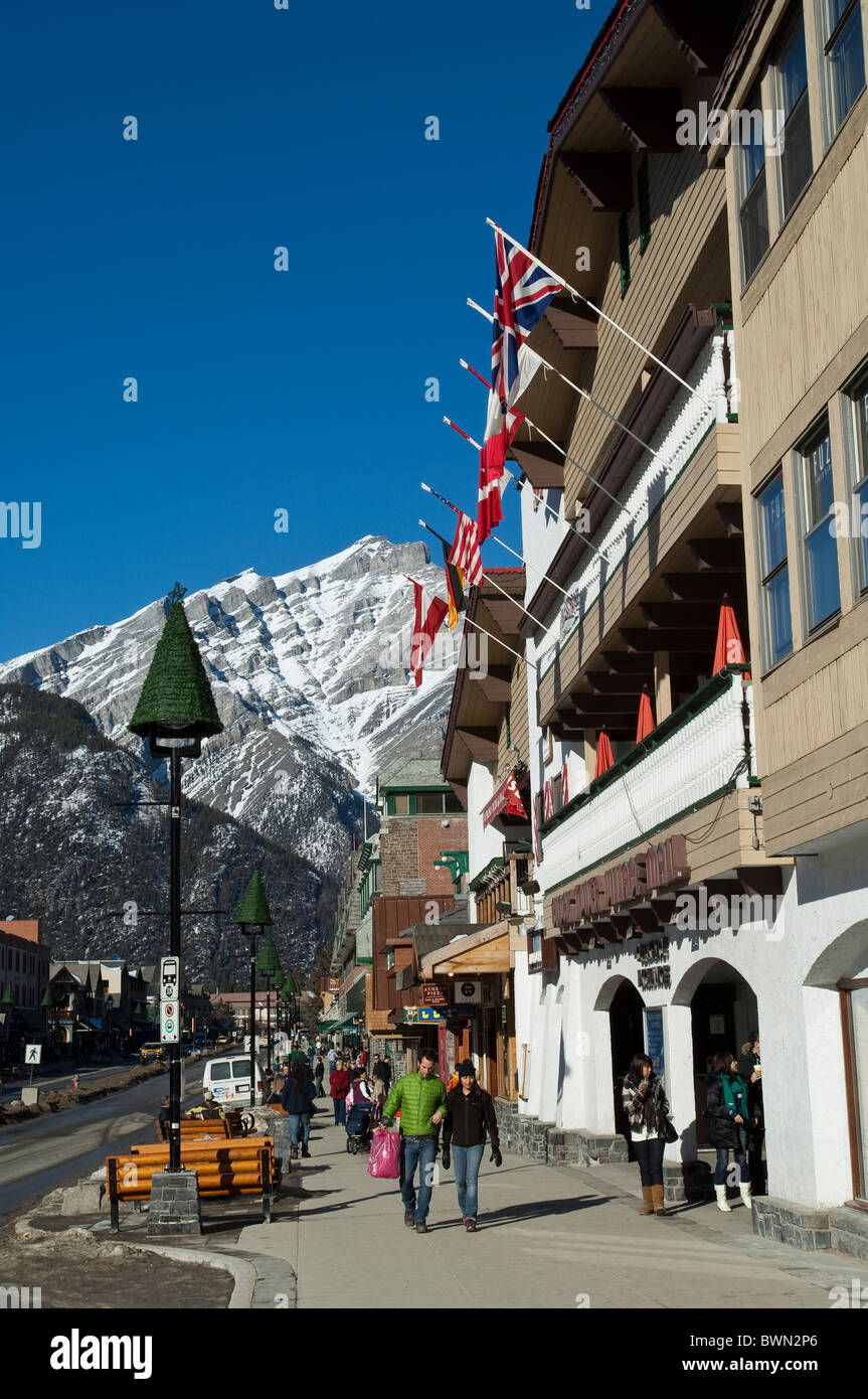 Le mont Norquay surplombe le centre-ville de Banff, dans le parc national Banff, Alberta, Canada. Banque D'Images